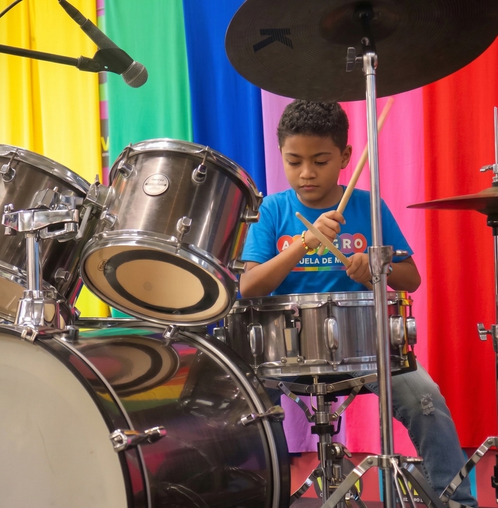 Estudiante tocando batería en Allegro Escuela de Artes