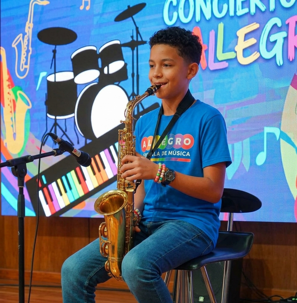 Estudiante en clase de Saxofón en Allegro Escuela de Artes