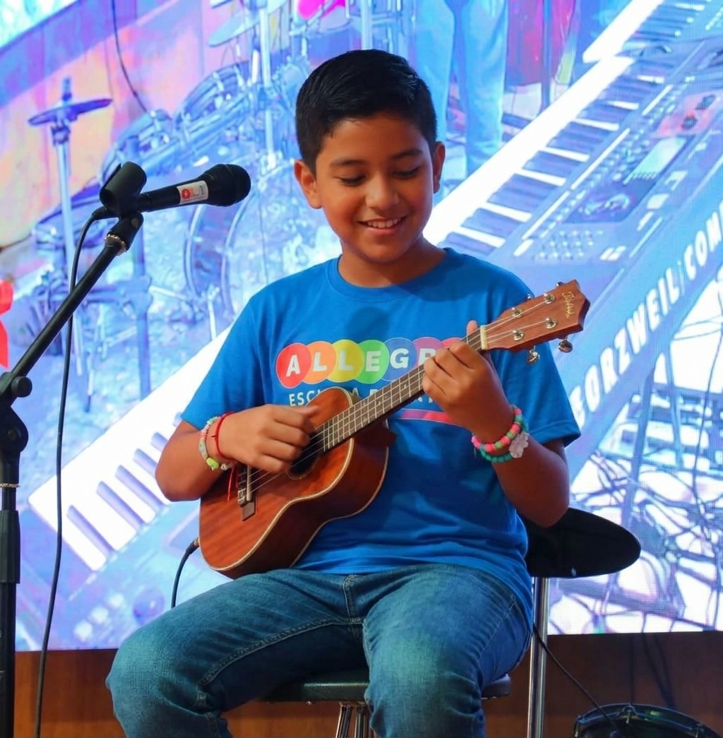 Estudiante en clase de Ukelele en Allegro Escuela de Artes